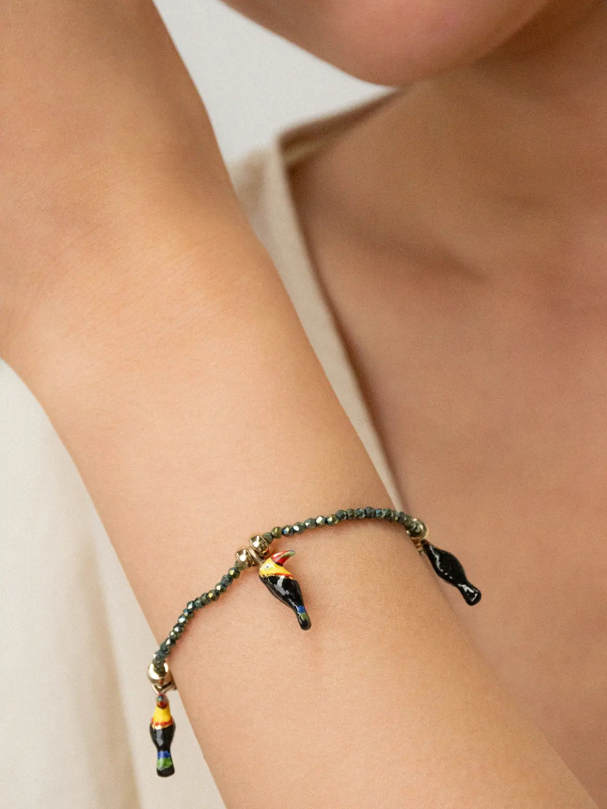braccialetto con perline di ematite e tucano