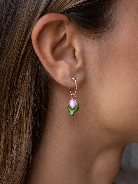 Mini orecchini a cerchio con tulipano rosa - venduti singolarmente
