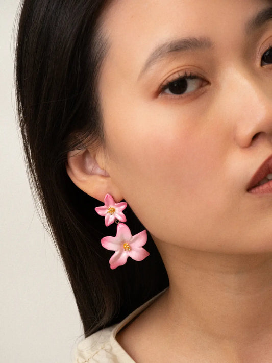 Boucles d’oreilles pendantes fleurs de lys roses
