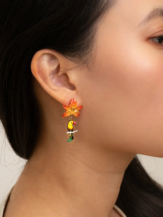 Boucles d’oreilles pendantes fleur de lys tigrée et toucan