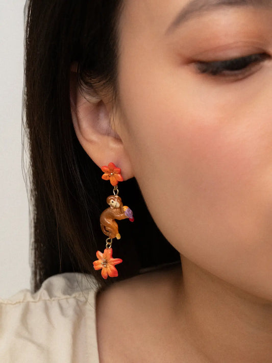 Boucles d’oreilles pendantes fleurs de lys tigrée et singe