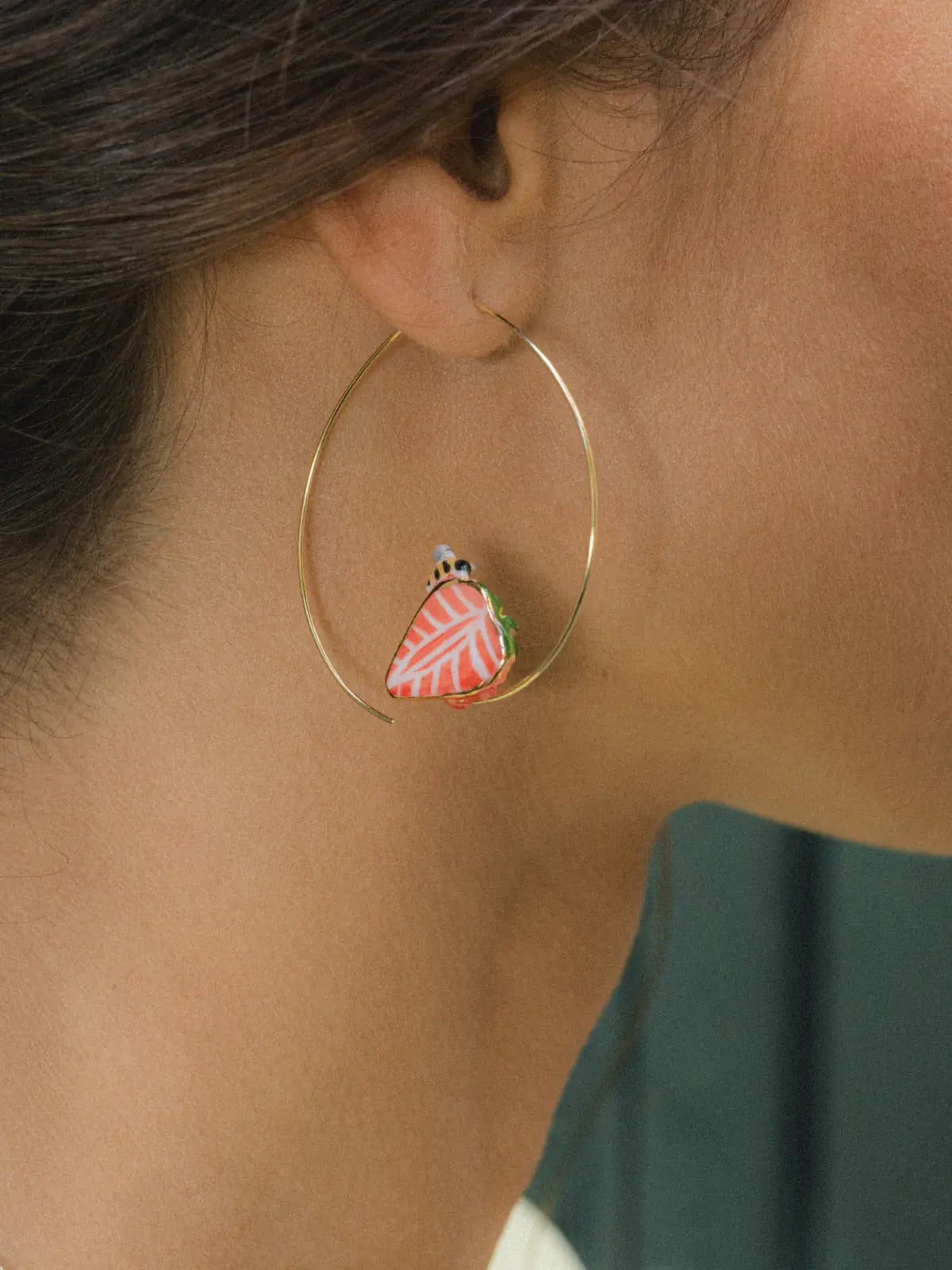 Creole di fragole e api di medie dimensioni