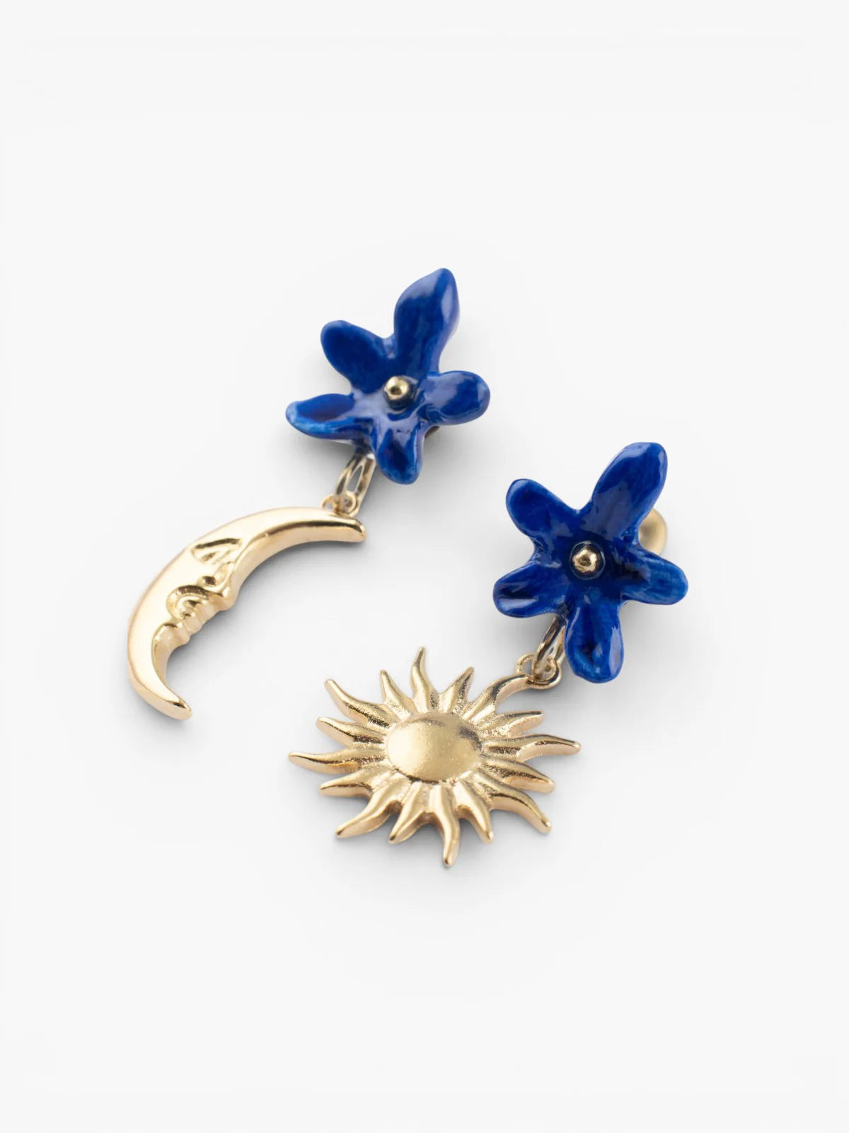 Boucles d’oreilles asymétriques fleur bleue, soleil et lune