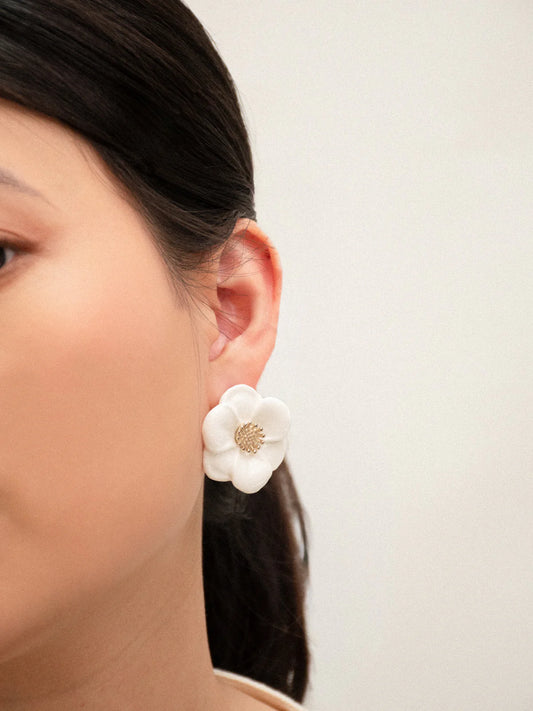 Boucles d'oreilles puces - fleur blanche