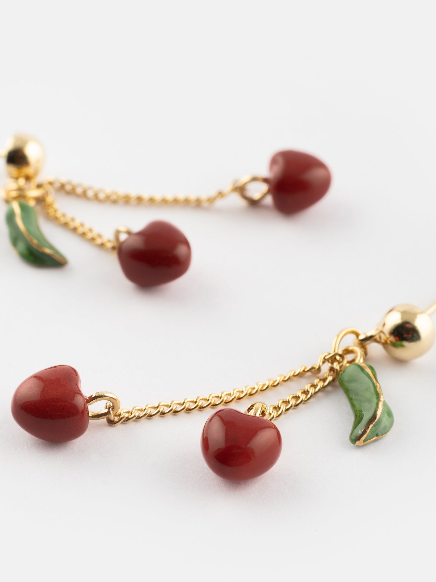Orecchini pendenti con ciliegia e catena - Chérie Cherry