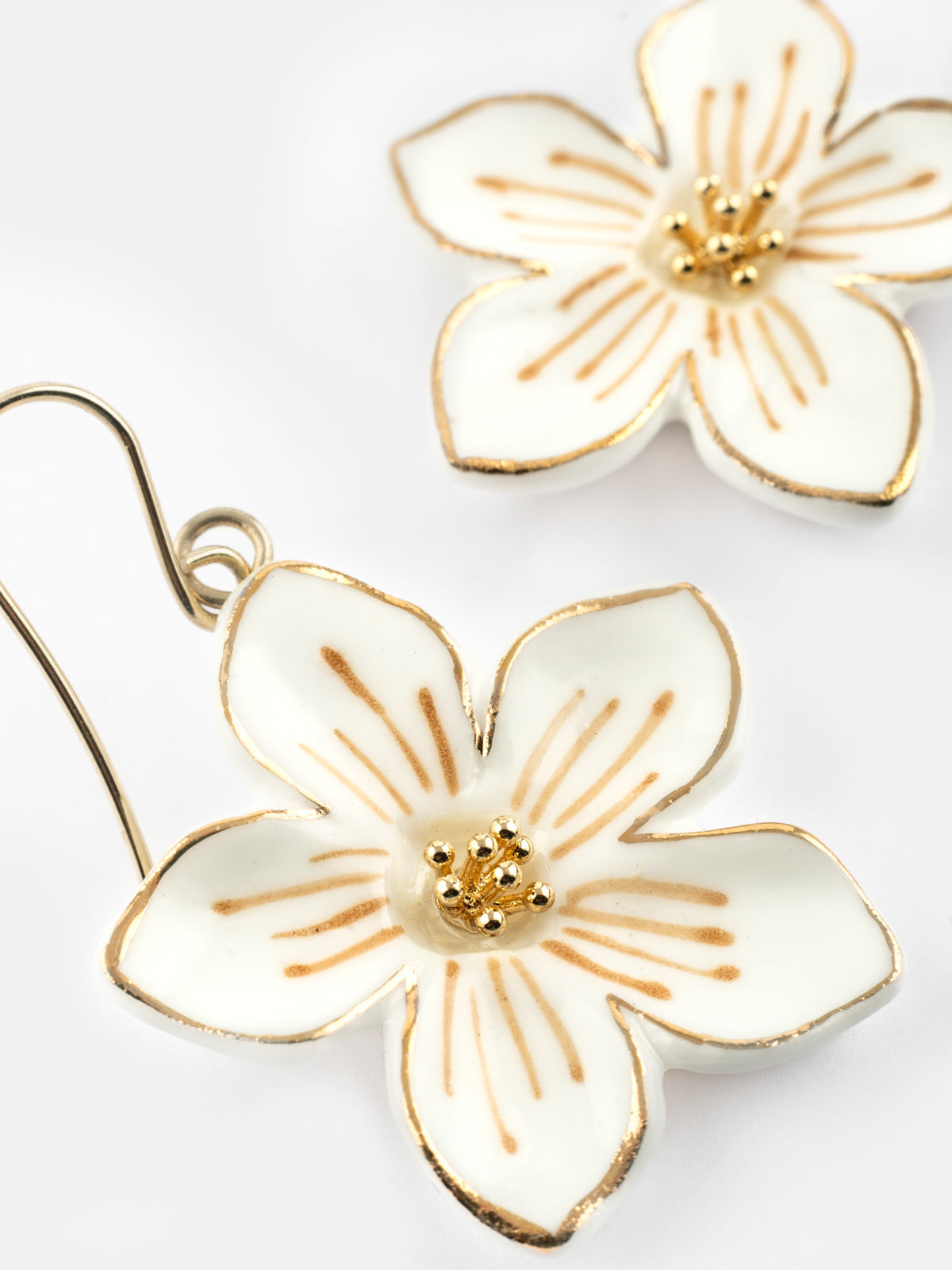 Orecchini pendenti con fiori bianchi