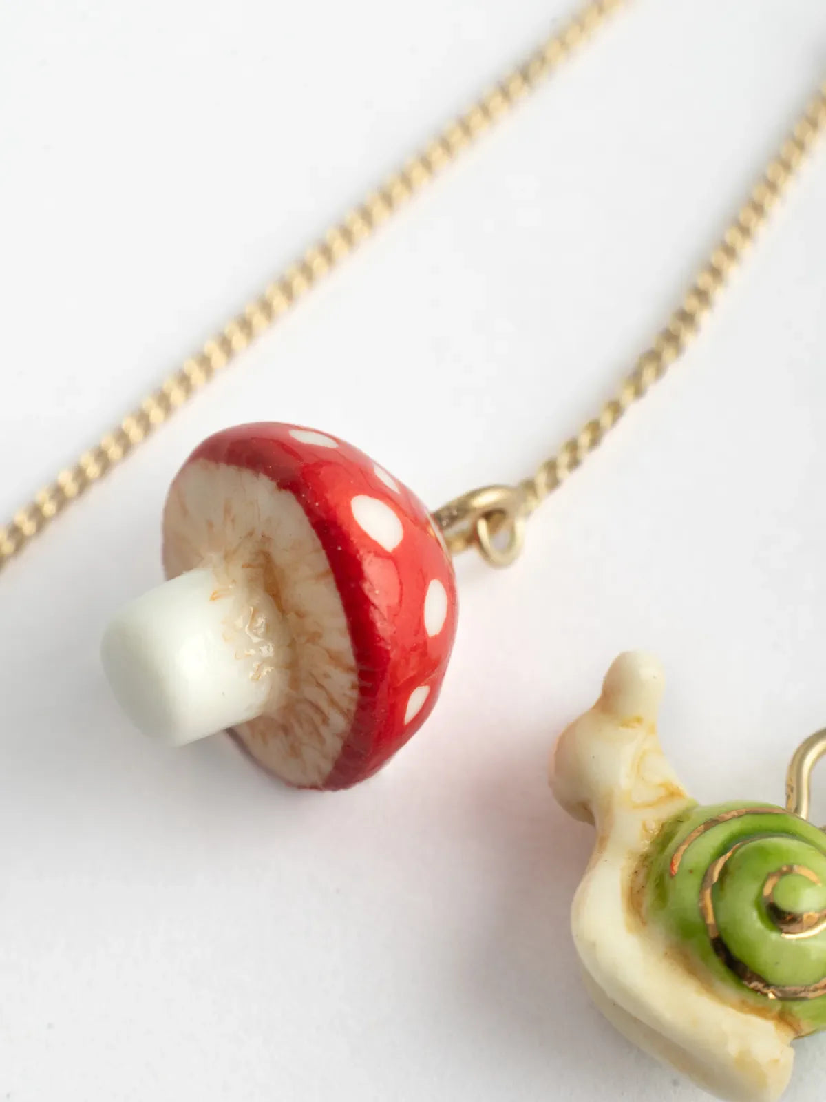 Longues boucles d'oreilles champignon et escargot
