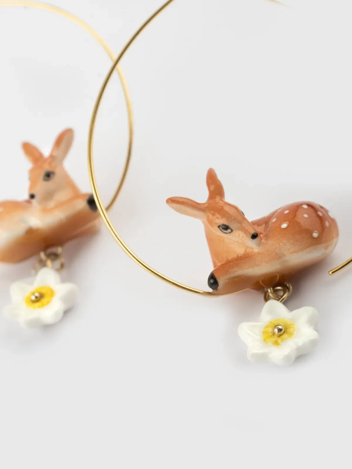 Grandi orecchini a cerchio con cerbiatta e narciso