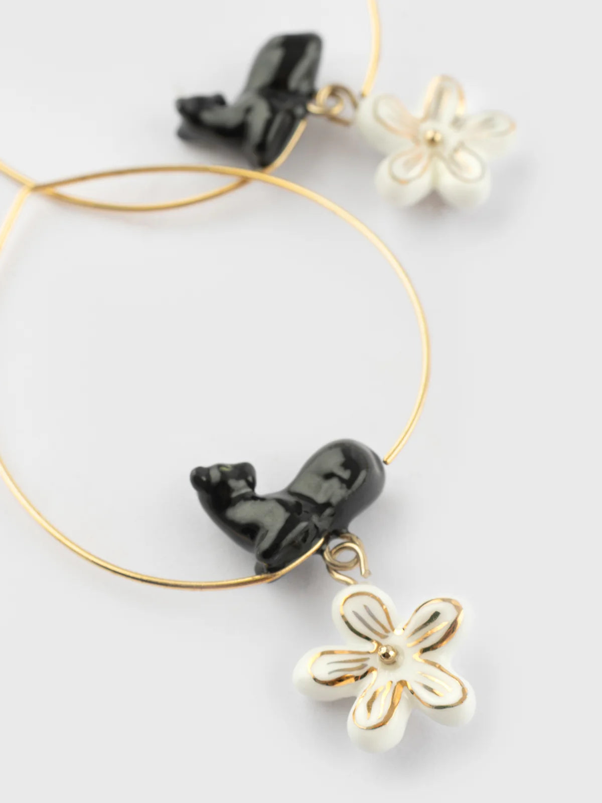 Medium-sized Creole panther and Erine flower