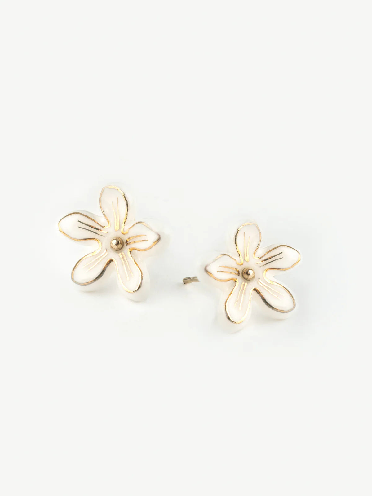 Boucles d'oreilles puces - fleur d'Erine blanche