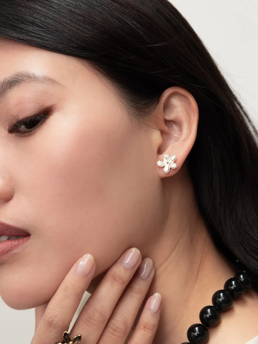 Boucles d'oreilles puces - fleur d'Erine blanche