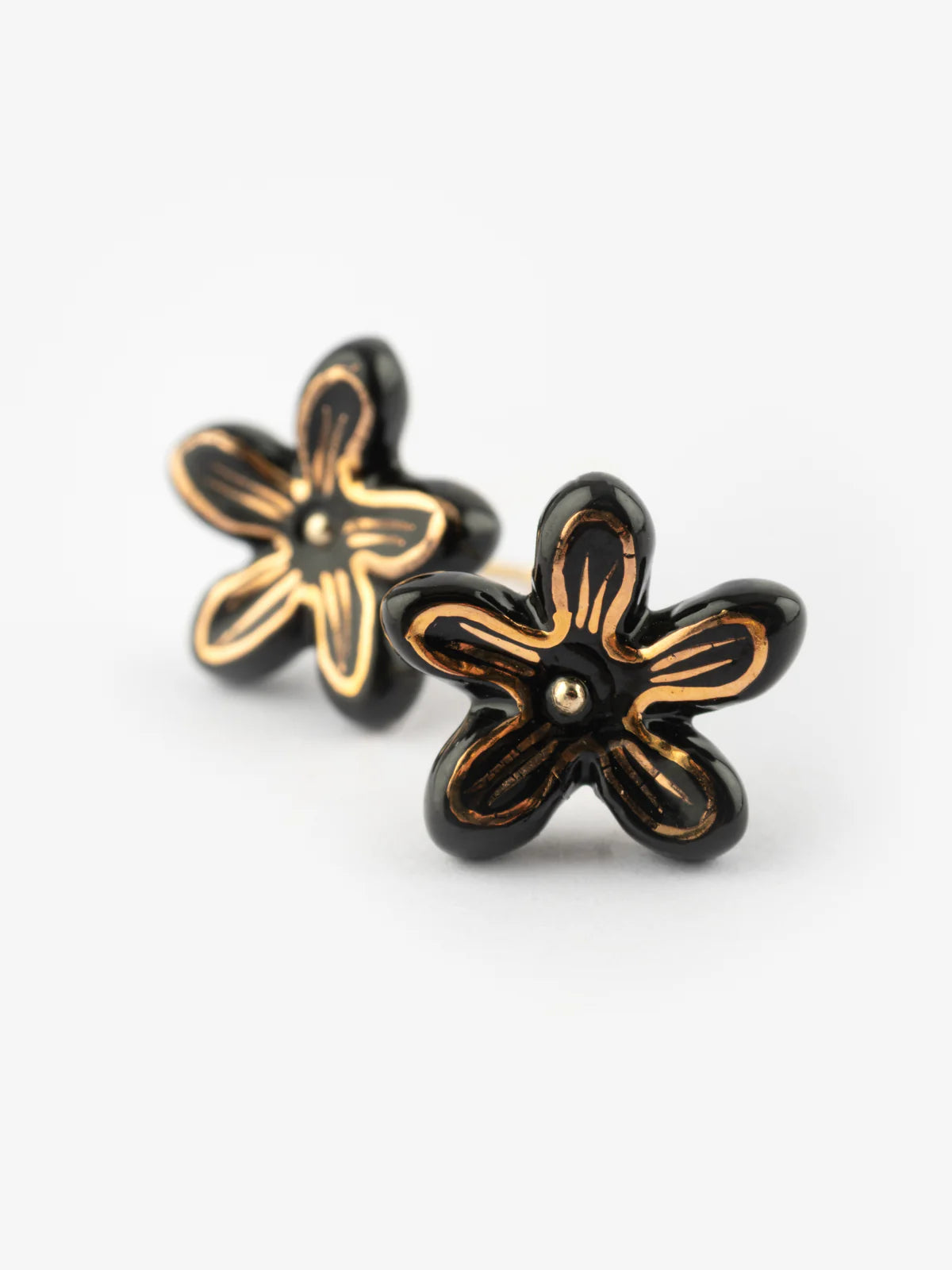 Stud earrings - black Erine flower