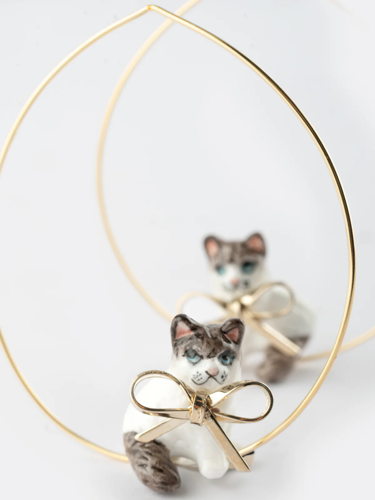 Grandi orecchini a cerchio con fiocco a forma di gatto Ragdoll