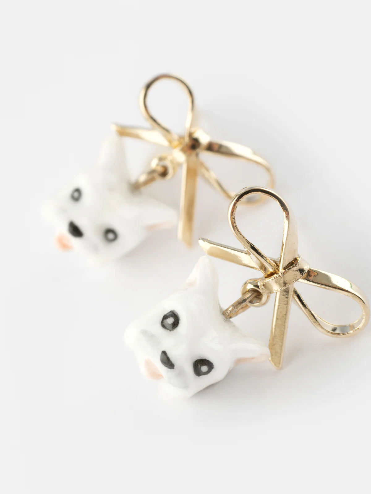 Boucles d'oreilles puces - chien Coton de Tulear et nœud