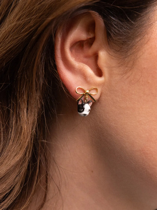 Bulldog francese con orecchie penzolanti, pulci e fiocco