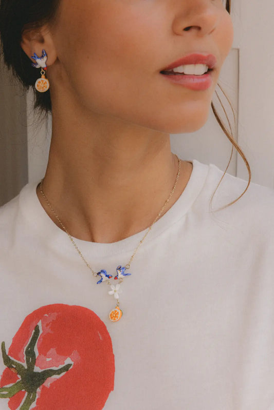 Collana con una coppia di rondini, un fiore e un'arancia