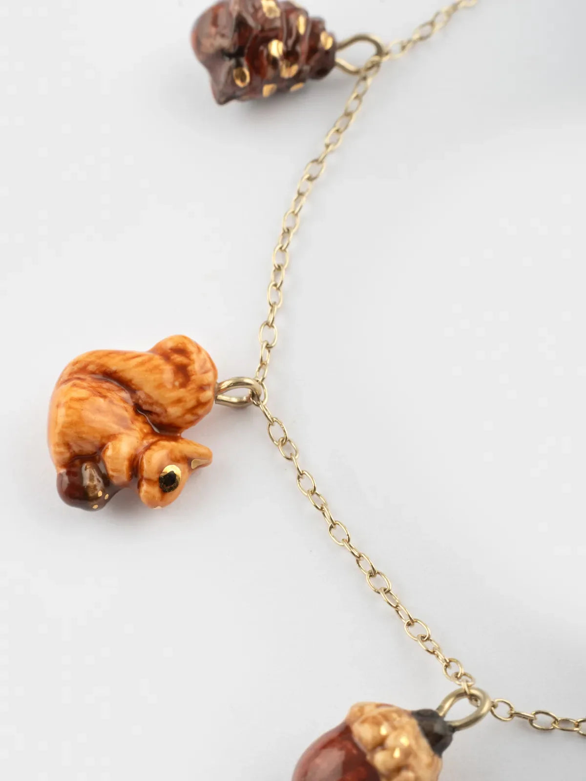 Collana con scoiattolo, ghianda e pigna