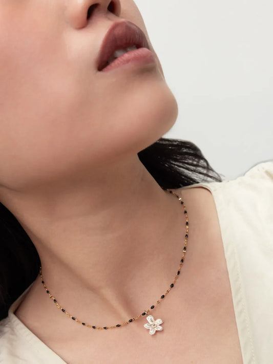 Collier perles et fleur d'Erine blanche