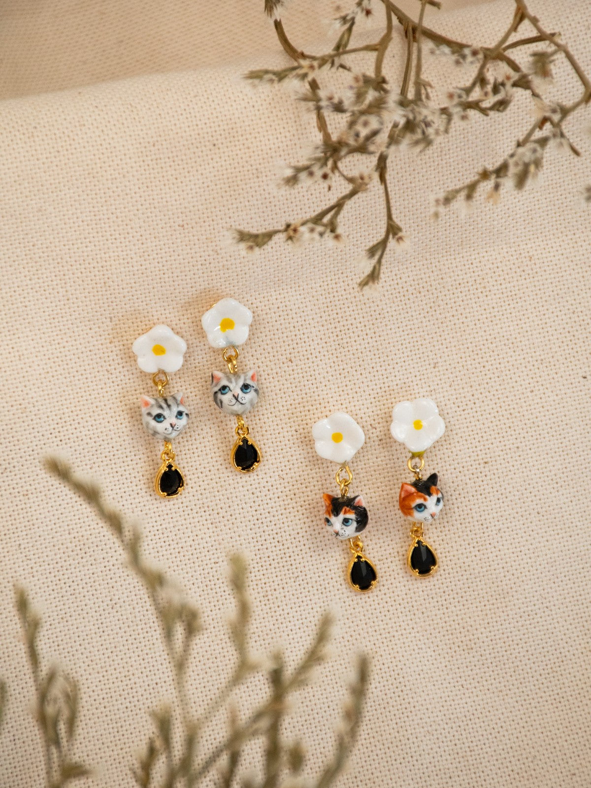 boucles d'oreilles pendantes chat gris tabby fleur pampille porcelaine