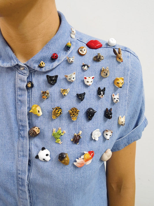 bijou pin's animal bouledogue peint à la main en porcelaine