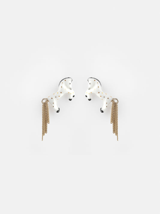 Orecchini a bottone a forma di cavallo bianco con catene