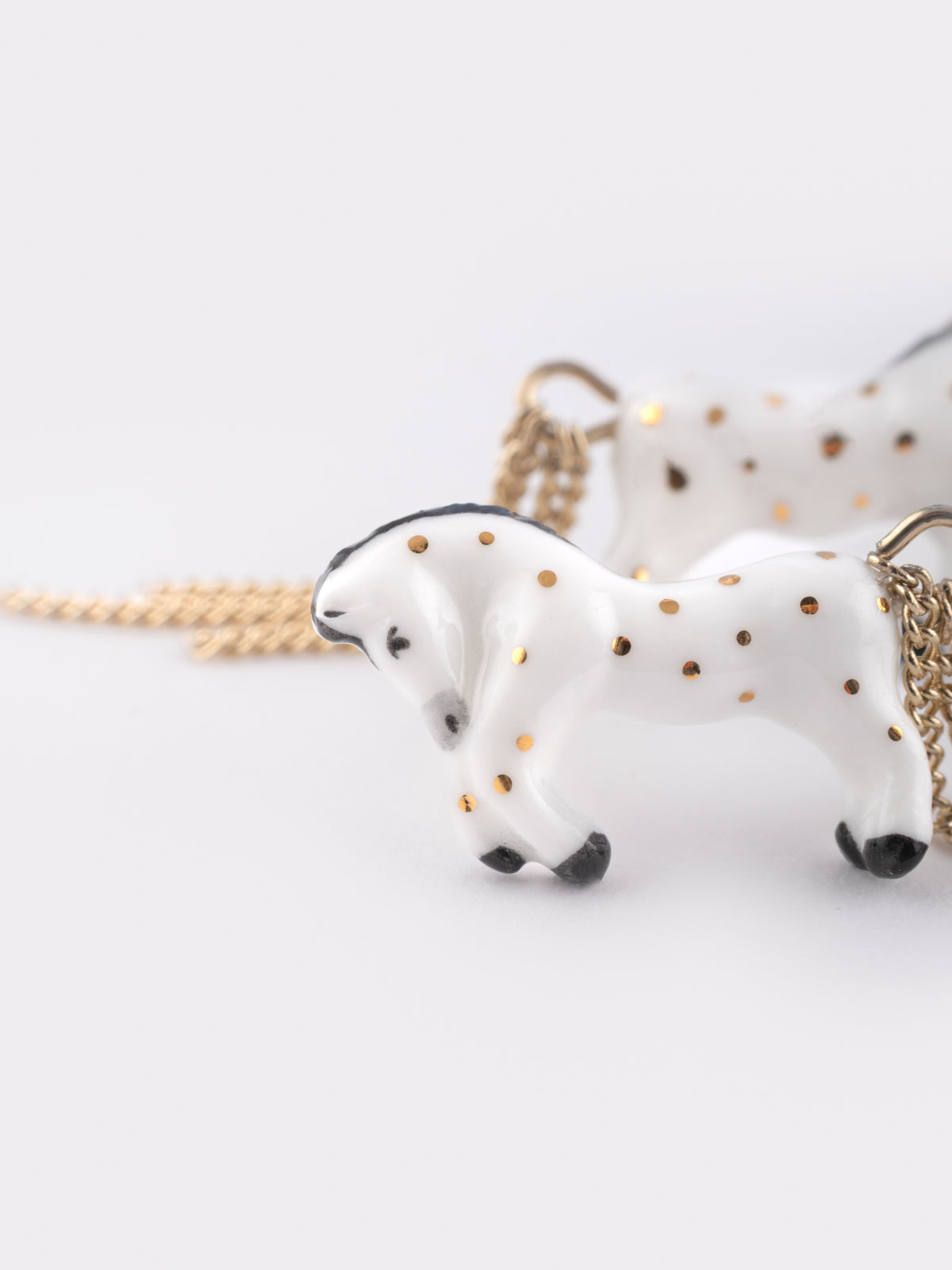 Boucles d'oreilles puces -  cheval blanc avec chaînes