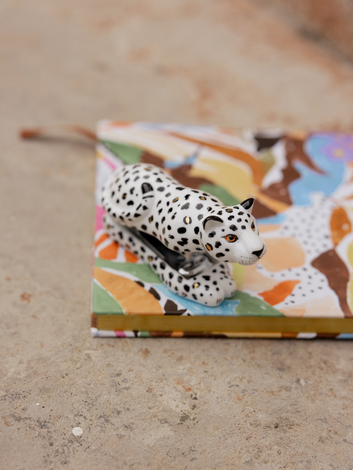 Agrafeuse léopard blanc et doré