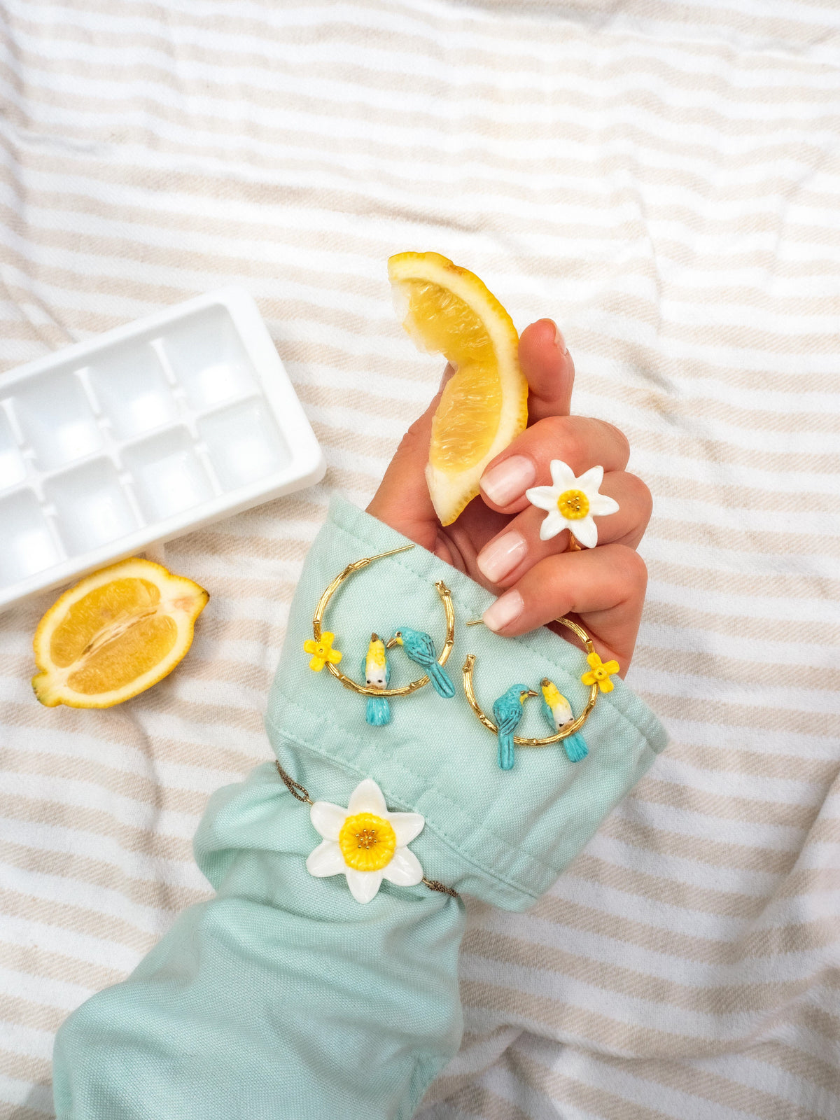 Orecchini a forma di ramo con inseparabili e narcisi