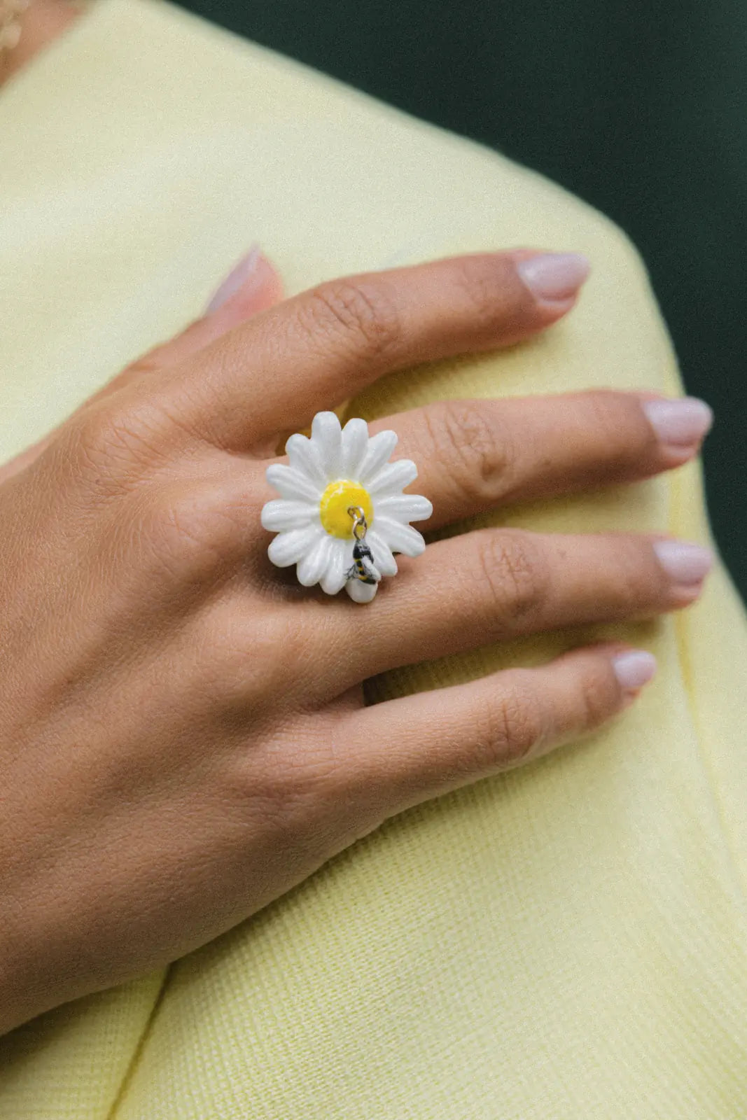 Bague maxi marguerite et pampille abeille