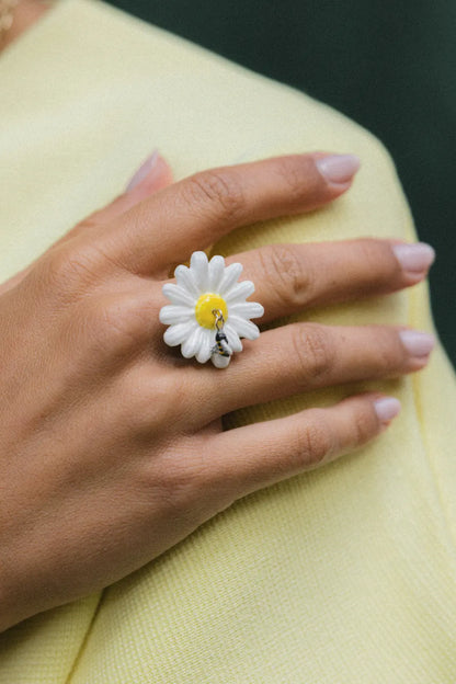 Bague maxi marguerite et pampille abeille