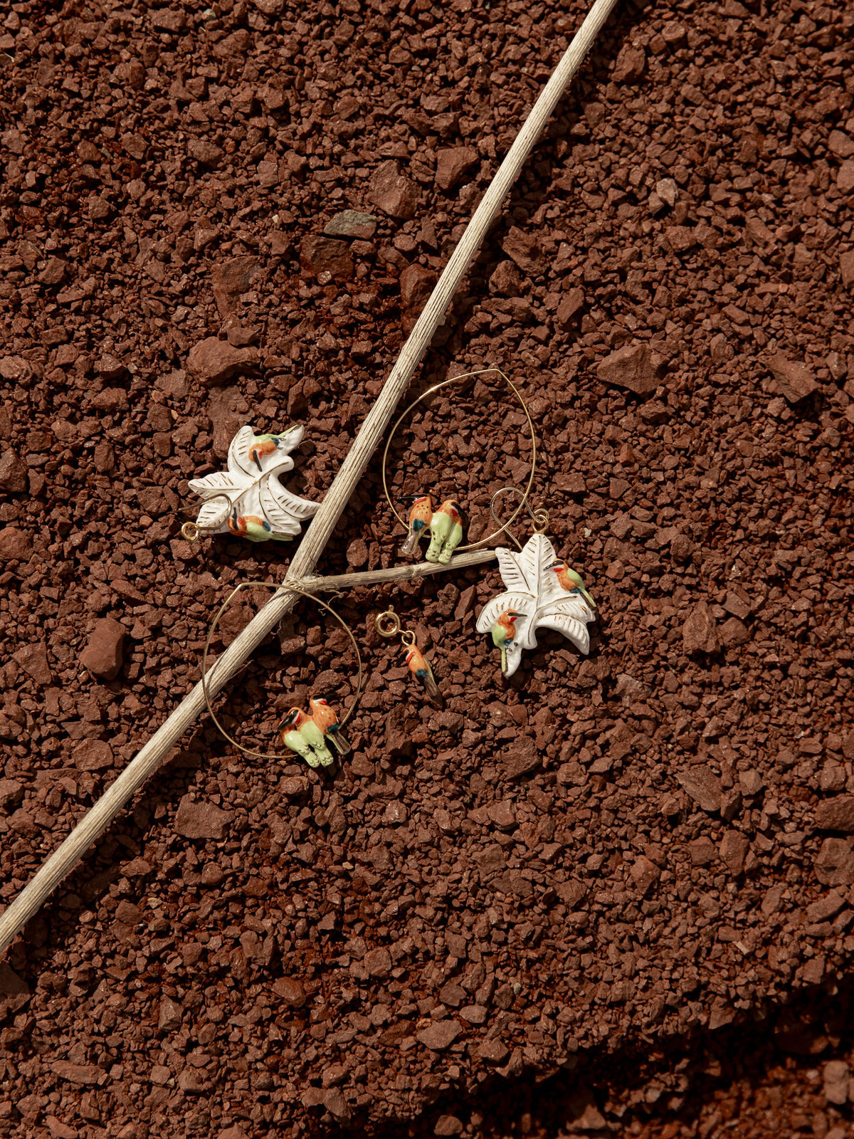 Boucles d'oreilles guêpiers d'Afrique sur palmiers blancs