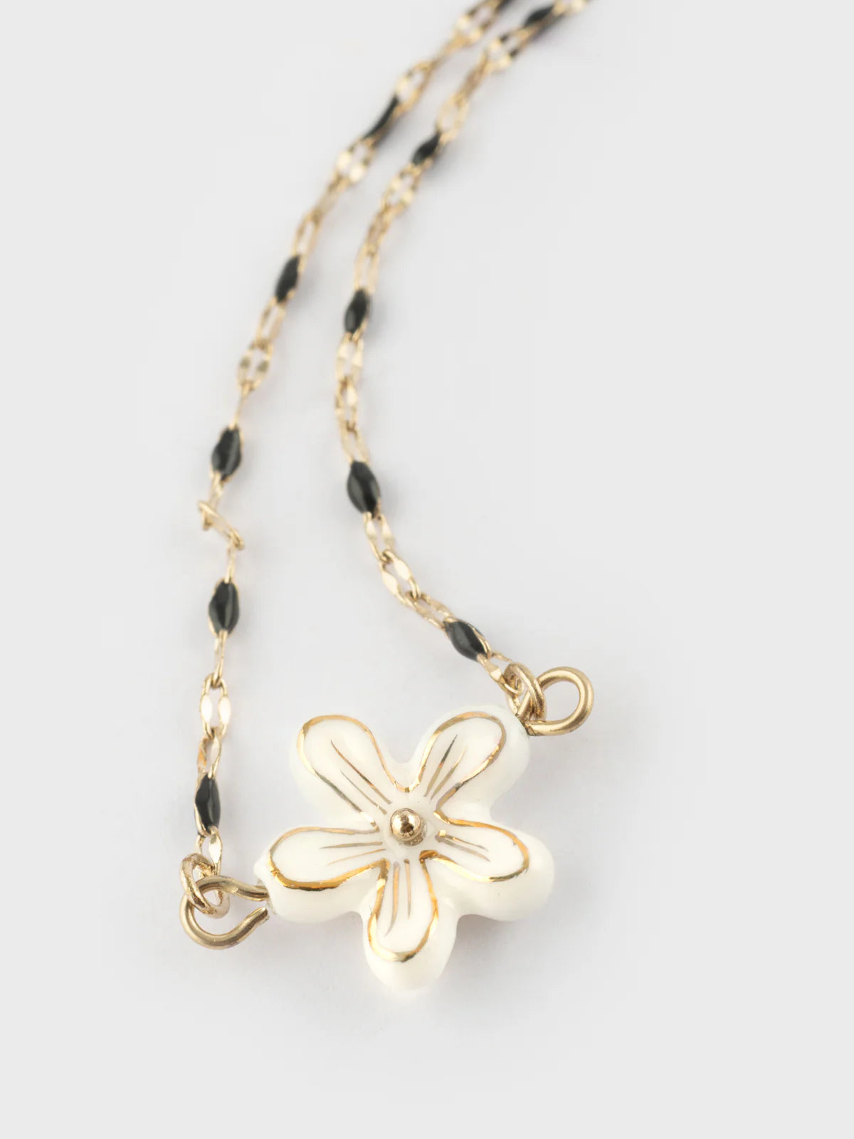 Bracelet perles et fleur blanches