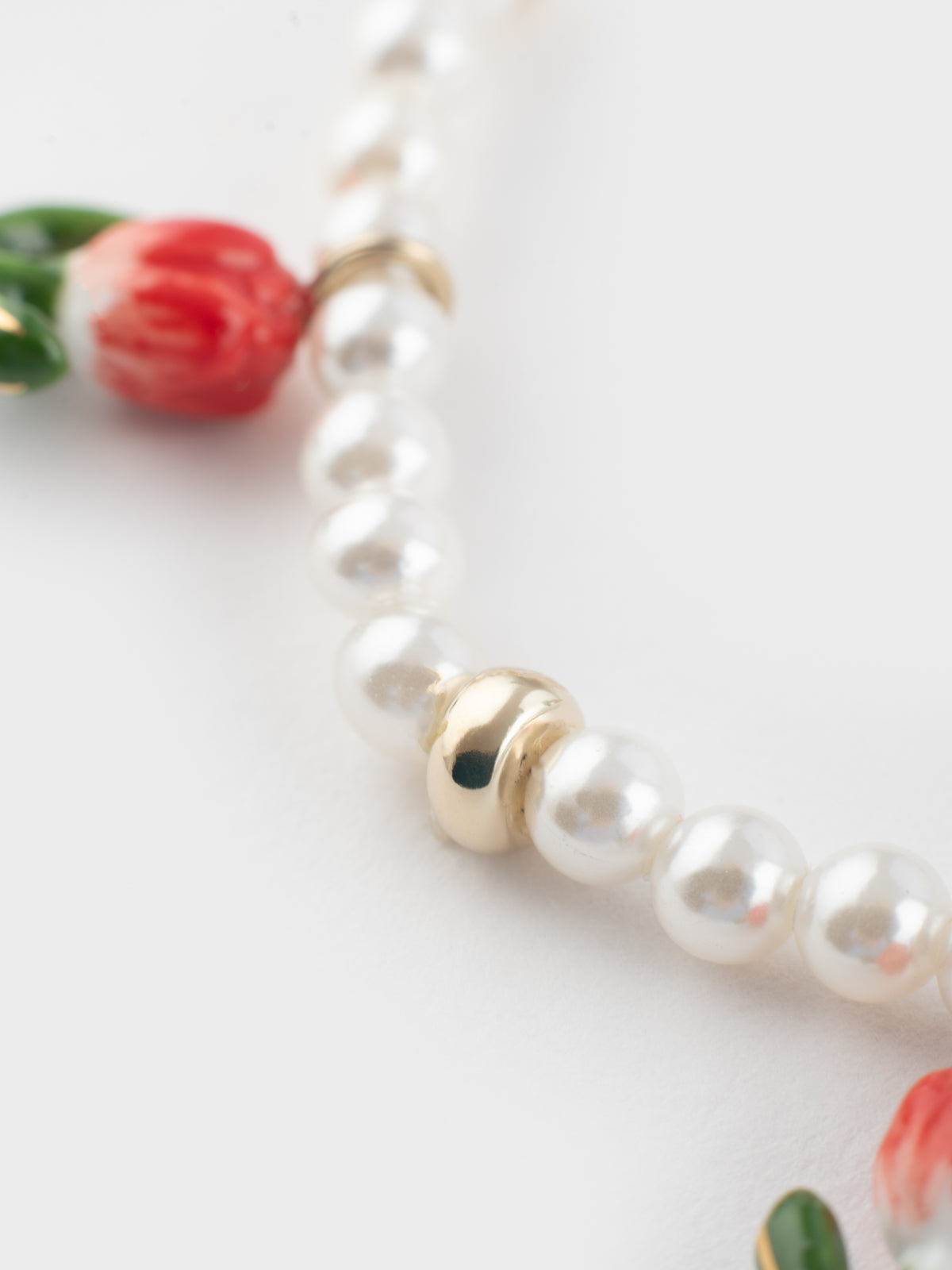 Tulip and white pearl bracelet