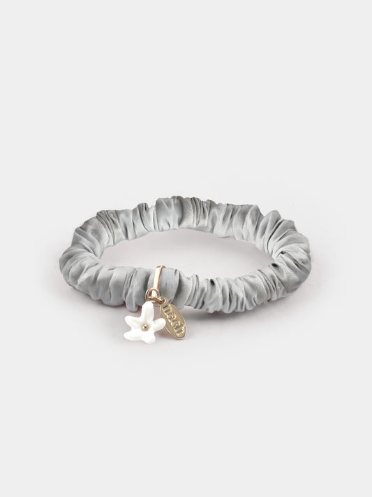 bracciale scrunchie grigio, seta e gelsomino