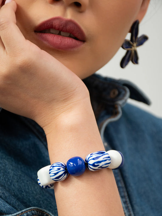 Maxi bracelet perles zébrées bleues et blanches