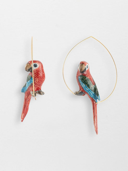 Grandi orecchini a cerchio a forma di pappagallo rosso