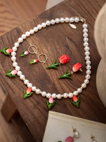 Mini orecchini a cerchio con tulipano rosa - venduti singolarmente