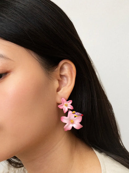 Boucles d’oreilles pendantes fleurs de lys roses