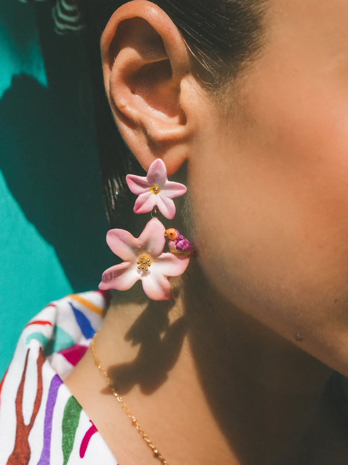 Boucles d’oreilles pendantes fleurs de lys roses