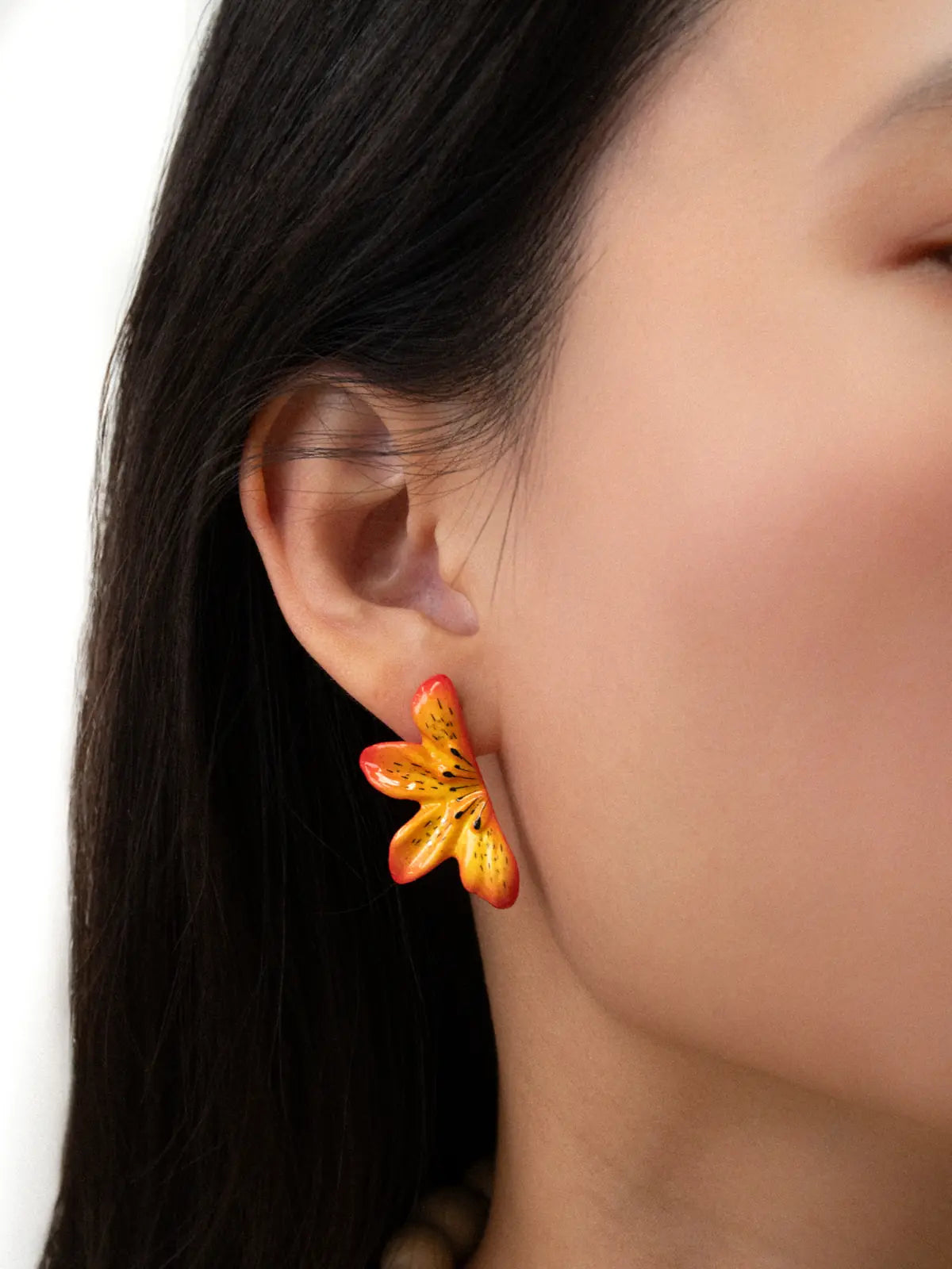 Boucles d'oreilles puces - demi fleur de lys tigrée