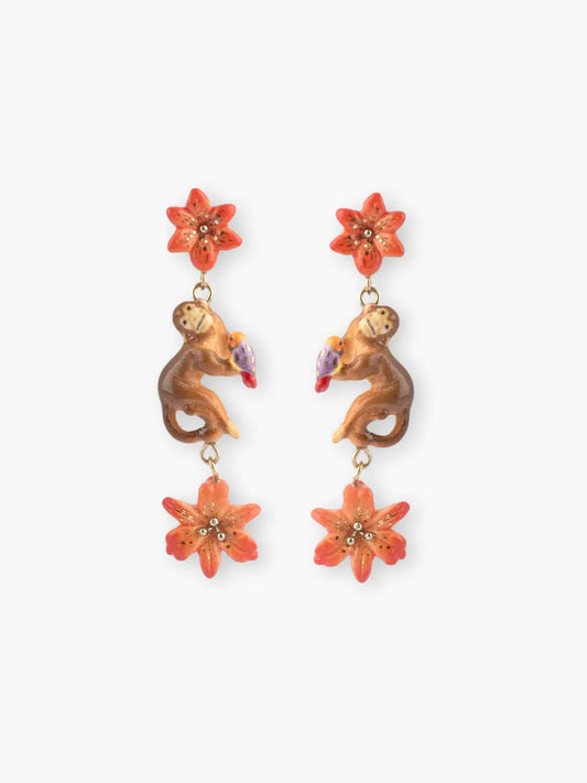 Boucles d’oreilles pendantes fleurs de lys tigrée et singe