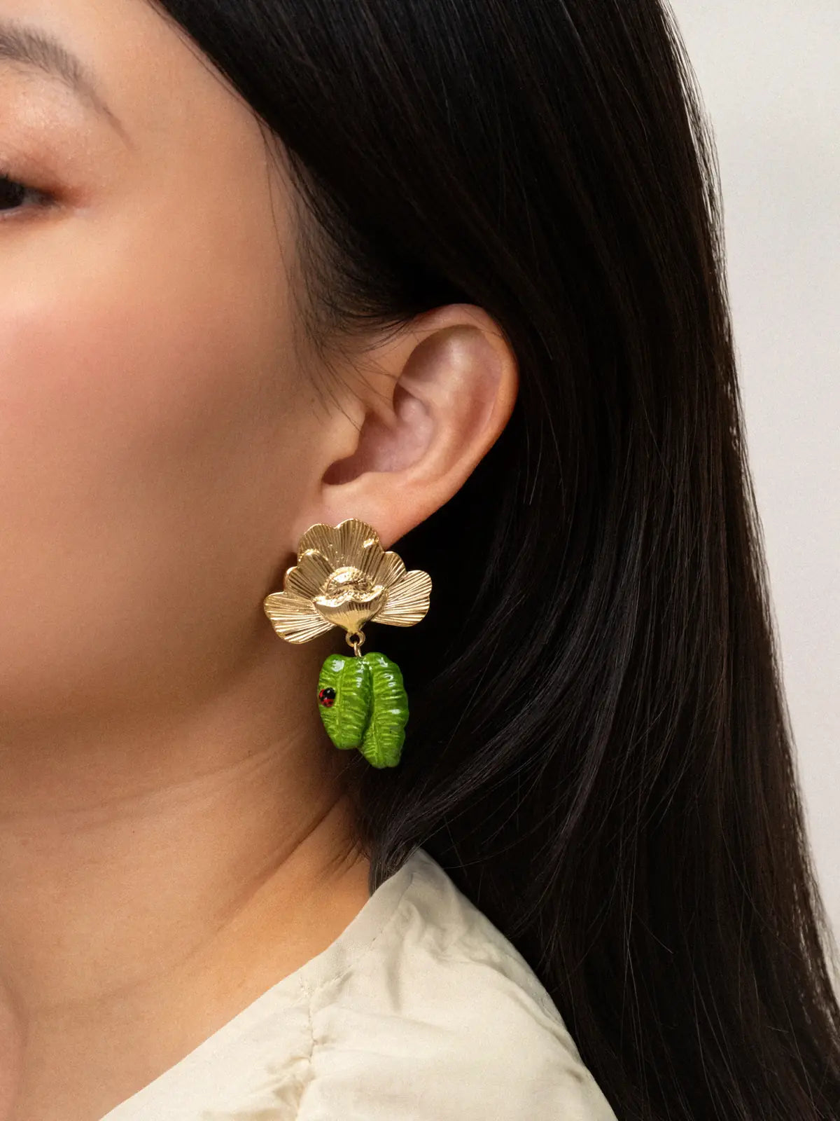 Orecchini a bottone in metallo a forma di fiore