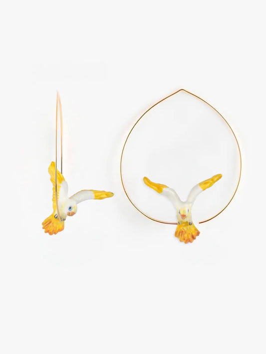 Grande pappagallo ara creolo giallo in volo