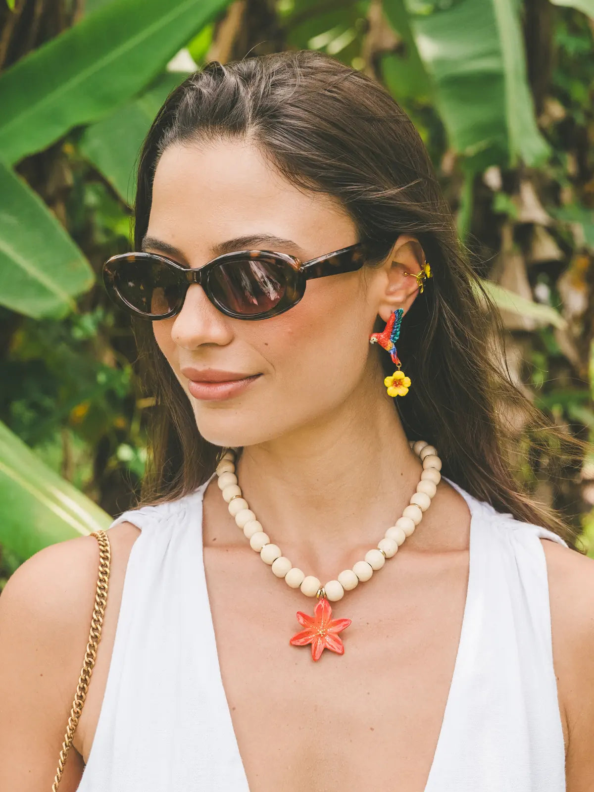 Boucles d’oreilles pendantes perroquet volant et hibiscus