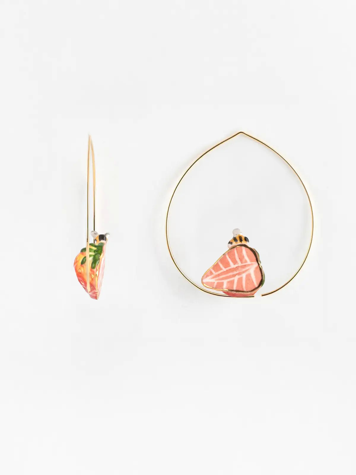 Creole di fragole e api di medie dimensioni