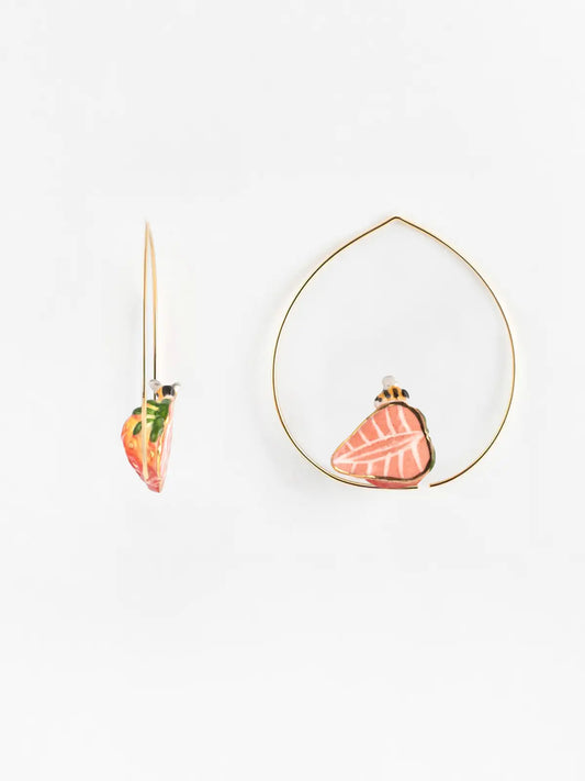 Creole di fragole e api di medie dimensioni