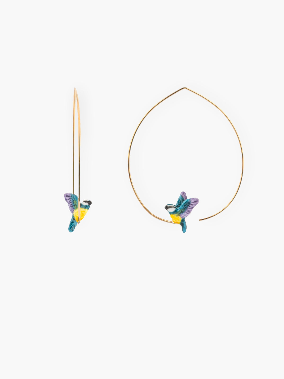 Orecchini creoli raffiguranti una cincia in volo