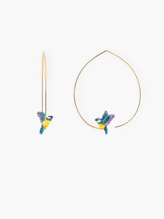 Orecchini creoli raffiguranti una cincia in volo