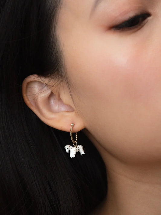 Mini orecchini a cerchio con cavallo bianco - Venduti singolarmente