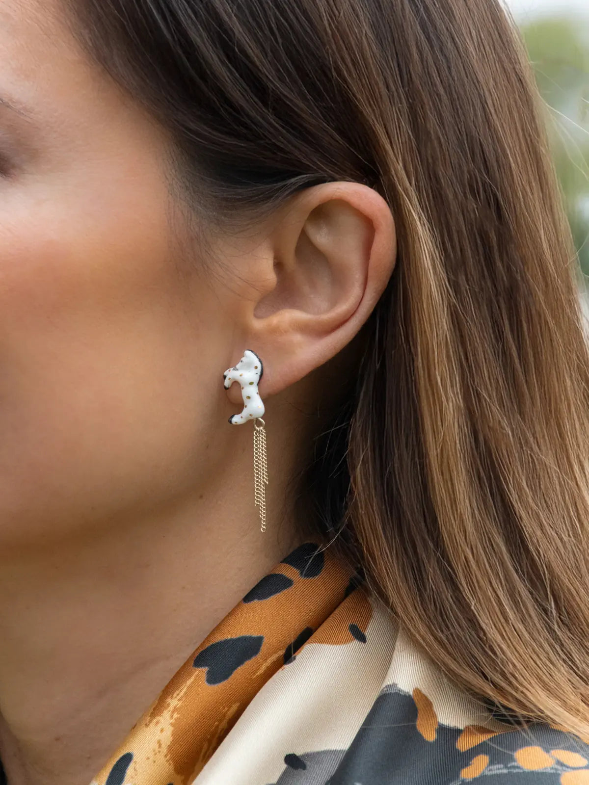Boucles d'oreilles puces -  cheval blanc avec chaînes